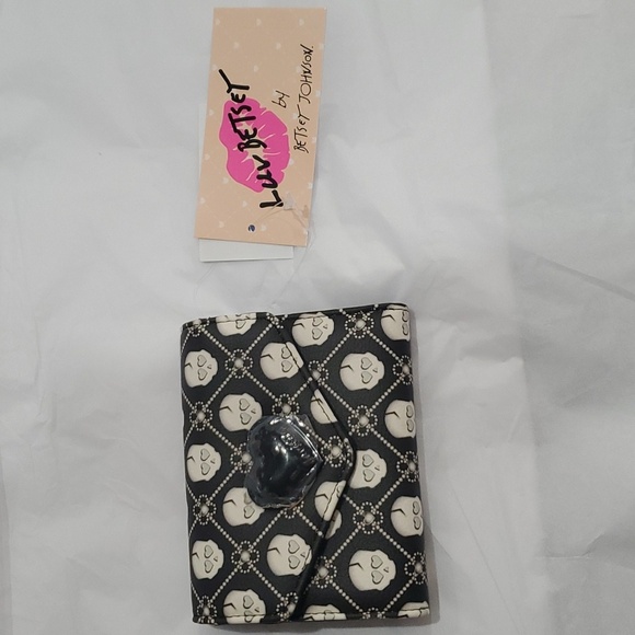 Betsey Johnson black white skull print heart shaped closure lock trifold wallet - Picture 11 of 12